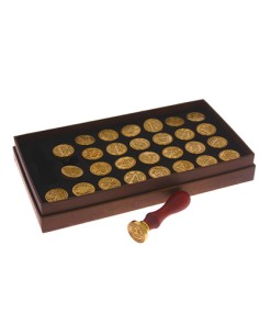 Kit 29 timbri in metallo oro Ø2,5cm con manico in legno | G3S
