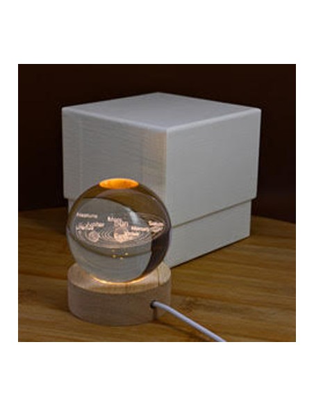 Luce notturna sfera LED sistema solare 3D su base in legno con USB Ø6cm con astuccio | G3S