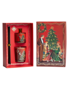 Cofanetto regalo natalizio verticale famiglia accanto all'albero su fondo rosso