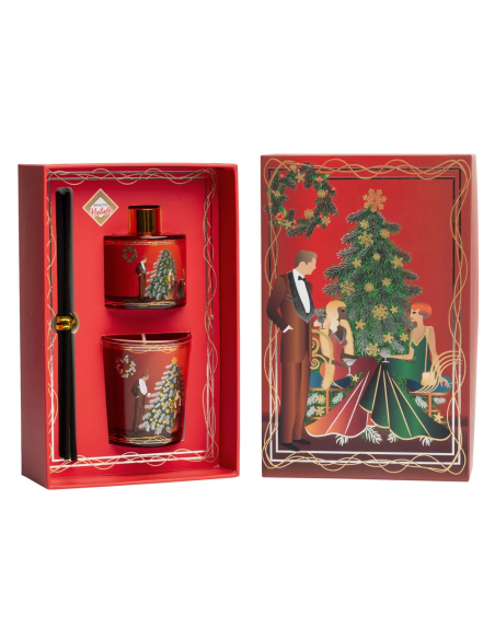 Cofanetto regalo natalizio verticale famiglia accanto all'albero su fondo rosso