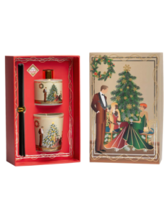 Cofanetto regalo natalizio verticale famiglia accanto all'albero su fondo avorio